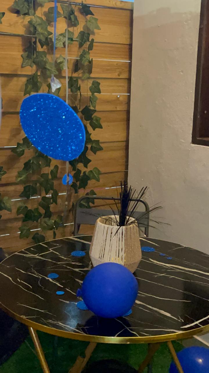 Table marbre avec ballon bleu pailleté et lierre