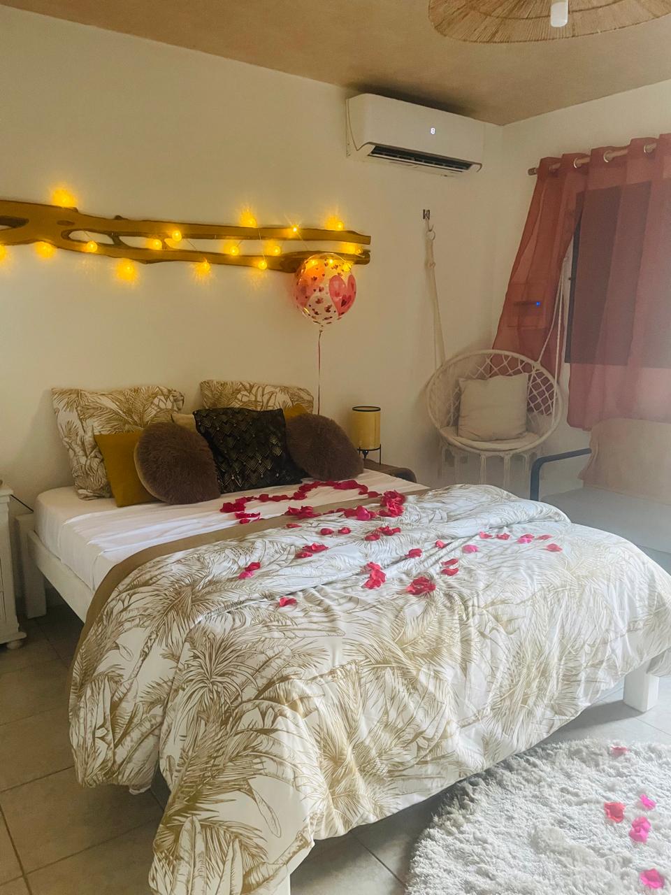 Couloir de bougies LED et pétales de rose menant à la chambre