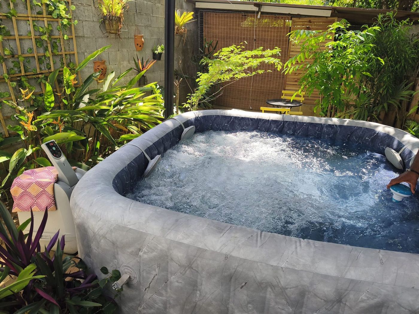 Jacuzzi entouré de feuillage tropical et heliconia