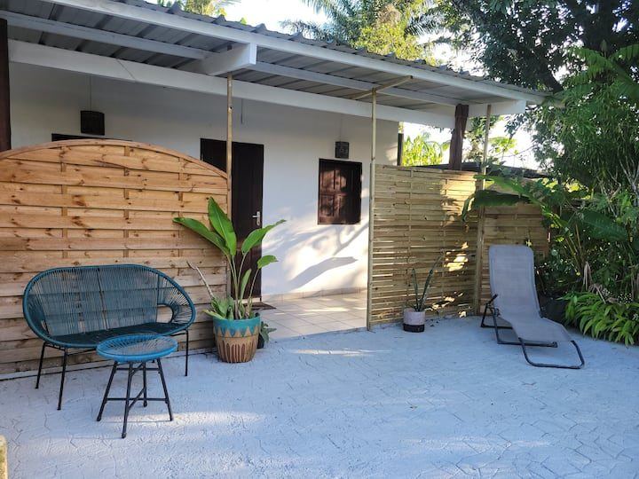 Terrasse avec bain de soleil et fauteuil rotin